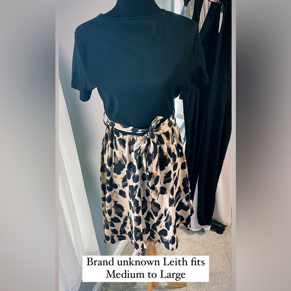 Tshirt dress with leopard print and belt tie